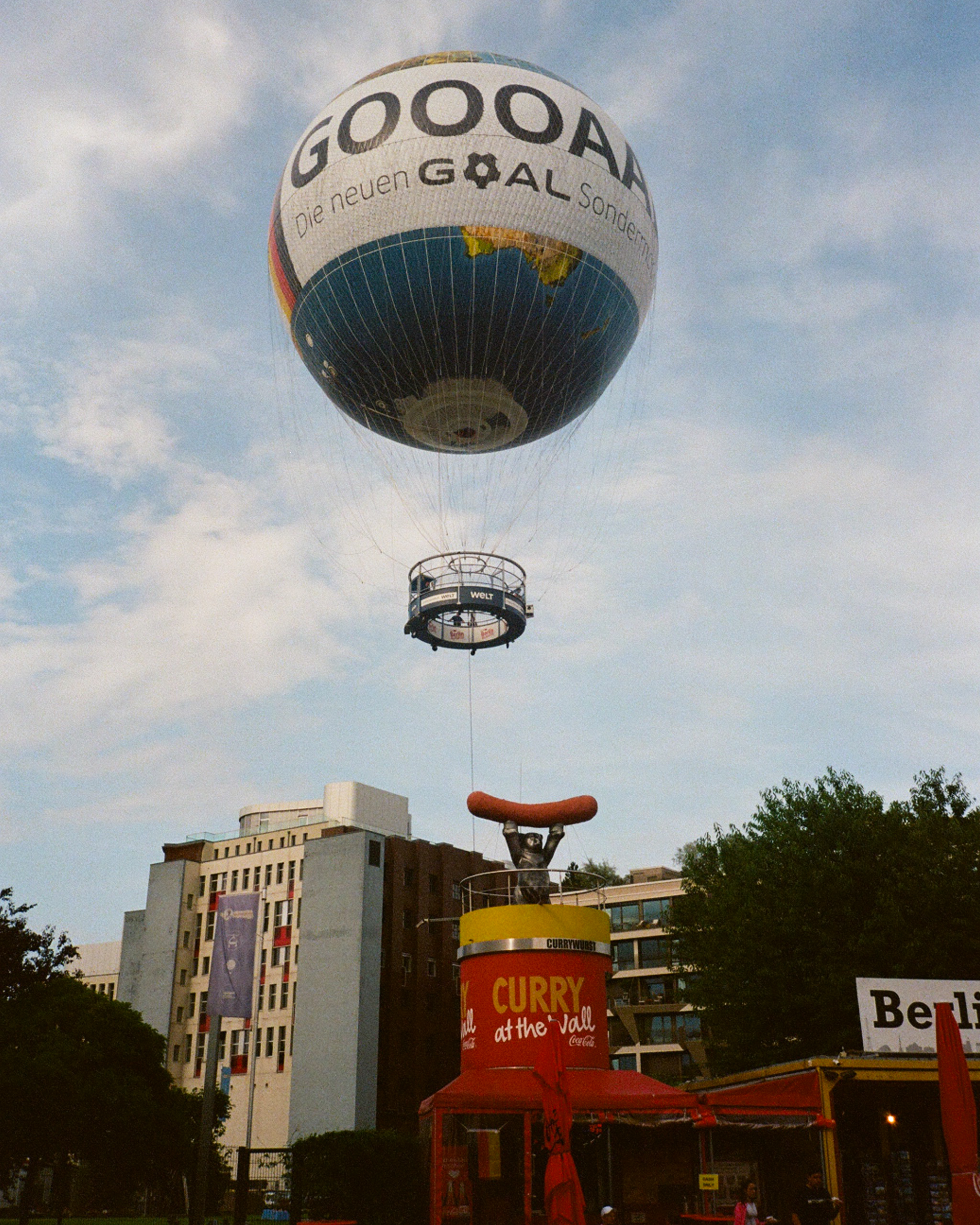 a photo of a hot air balloon